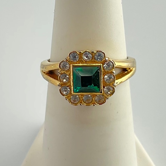 Vintage Crown Trifari Halo Ring, with Emerald Green and Clear Rhinestones - Picture 1 of 9